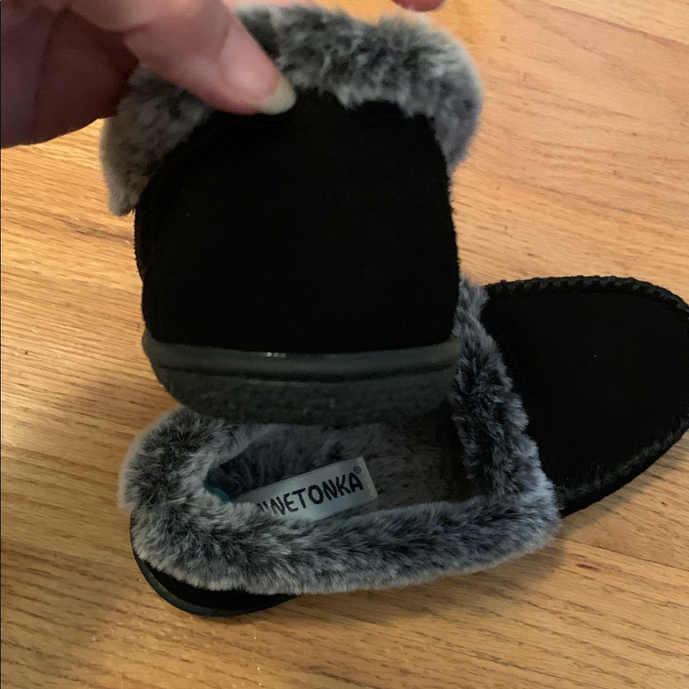 Black suede Minnetonka moccasins w faux fur size 8 w rubber soles slippers - Picture 6 of 7